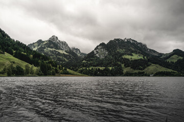 Ausblick auf Berge am Schwarzsee in der Schweiz im Kanton Freiburg in den Freiburger Voralpen