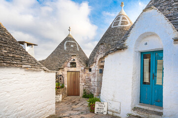 Fototapeta na wymiar Malownicze miasteczko we Włoszech z pięknymi domkami - Alberobello