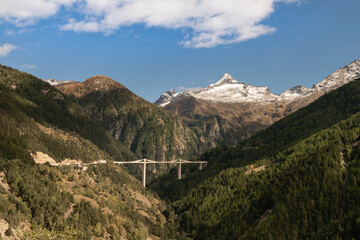 Fototapeta na wymiar Ausblick entland der Simplonstraße in der Schweiz auf Berge und Brücke und Wäder