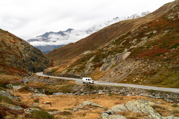 Reisemobil in den Schweizer Bergen