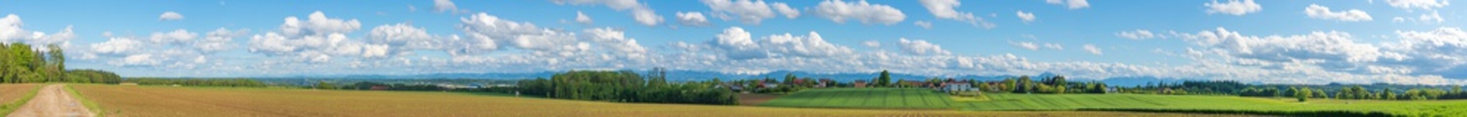 Panorama mit totem Gebirge  und Wolken nähe Wels in Oberösterreich