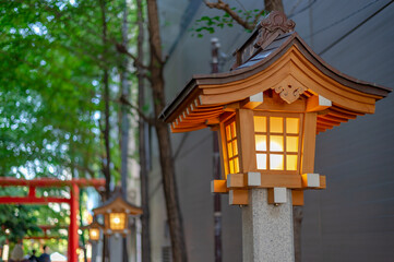 東京都新宿区の繁華街にある神社の景色
