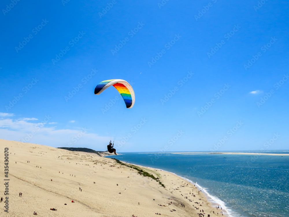 Canvas Prints Parachute ascensionnel au dessus de la dune du Pilat, bassin d’Arcachon en Gironde