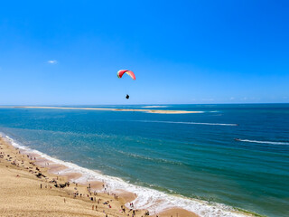 Parachute ascensionnel au dessus de la dune du Pilat, bassin d’Arcachon en Gironde