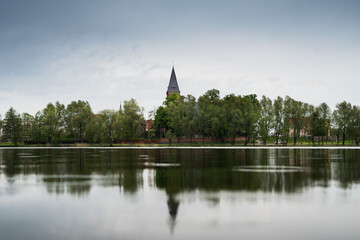 widok kościoła nad jeziorem 