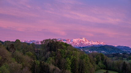 Fototapeta na wymiar Abendsonne mit rosa beleuchteter Bergkette