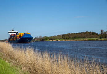 Containerschiff im Nord-Ostsee-Kanal.