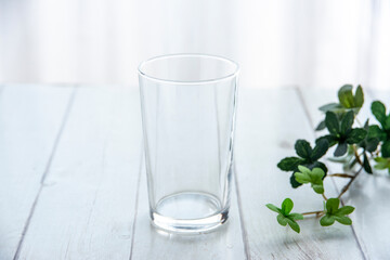 テーブルの上のコップ