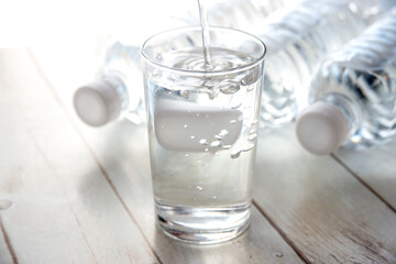 水を注がれるコップ