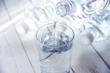 水を注がれるコップ