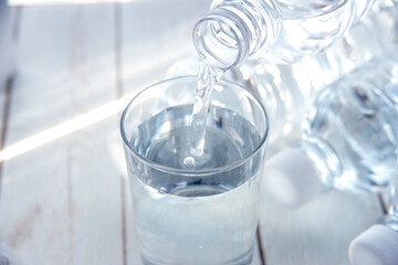 水を注がれるコップ