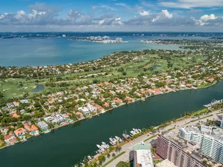 Foto op Plexiglas Aerial waterway of waterfront properties Miami Beach along Collins and Pine Tree Drive La Gorce Golf Course © Monteleone