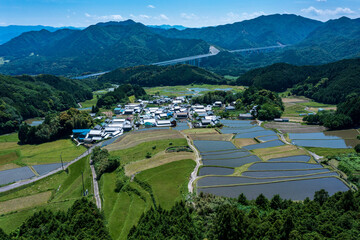 三重県亀山市　棚田100選　坂本棚田と新名神高速道路