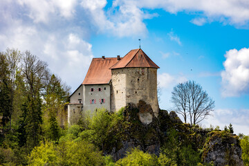 Fototapeta na wymiar Burg Straßberg mit Wolken