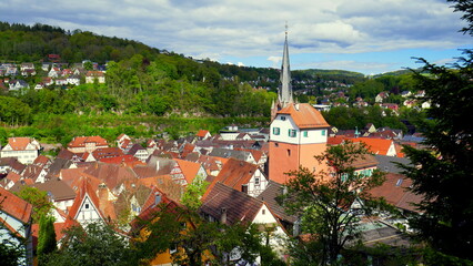 Blick von oben auf Stadt Calw im Schwarzwald mit grünem Wald und roten Häusern © globetrotter1