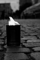 Płonąca puszka na bruku © Karol