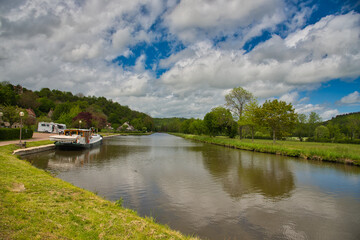 Fototapeta na wymiar Canal de Nivernay nahe Clamecy im Burgund