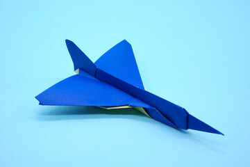 青い紙飛行機