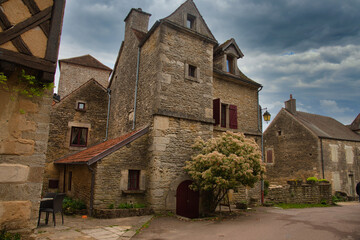 Fototapeta premium Chateauneuf-an-Auxois im Burgund in Frankreich