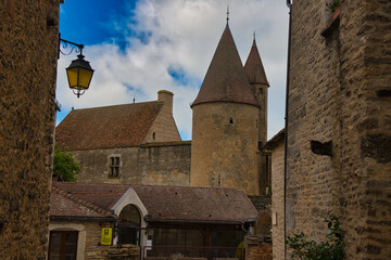 Fototapeta na wymiar Chateauneuf-an-Auxois im Burgund in Frankreich