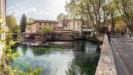 Fototapeta na wymiar Fontaine de vaucluse, Provence-Alpes-Côte d’Azur, L’Isle-sur-la-Sorgue , Avignon, Frankreich