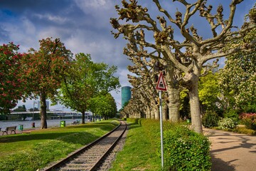 Fotografie von einem Bahnübergang in einer schönen grünen Landschaft und im Hintergrund einem...