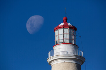 Luna detrás del Faro de Punta del Este - Uruguay 