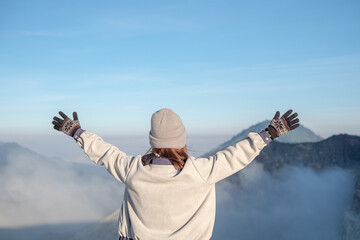 The girl turned her back Spread your arms for freshness and beauty with the view in front of you.