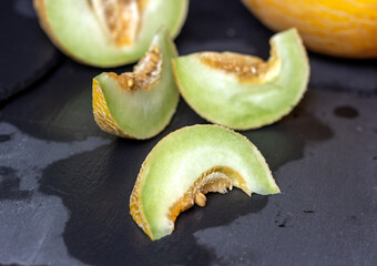 melón en rodajas sobre sobre piedra