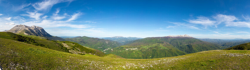 Foto panoramica dal punto panoramico di Forca di presta. Nella foto: Monte vettore e vallata