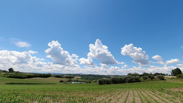 timelapse panorama di campagna con nuvole che passano risoluzione in 4k