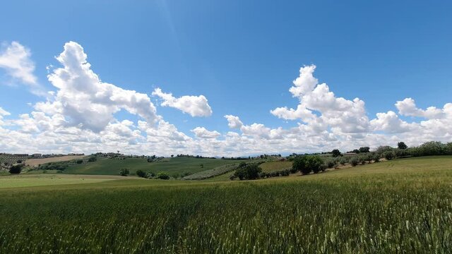 timelapse panorama di campagna con nuvole che passano risoluzione in 4k