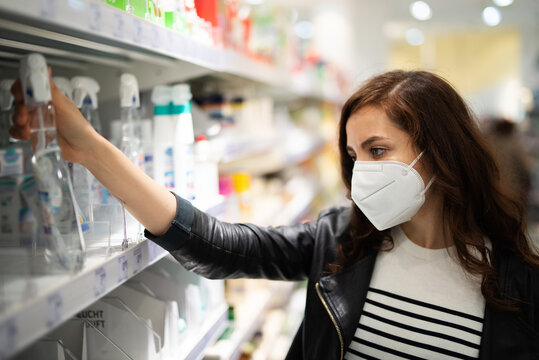 Frau mit Maske - Mund-Nasenschutz beim Einkaufen in einem Drogerie-Markt, Maskenpflicht