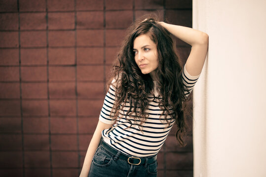 Ausdrucksstarkes Portrait einer attraktiven jungen Frau 