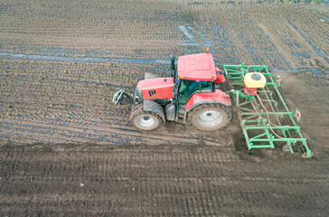 Luftaufnahme - Gülle wird mit dem Grubber im Boden eingearbeitet, Landwirtschaftliches Symbolfoto.