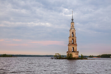 Fototapeta na wymiar Kalyazin bell tower