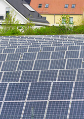 Moderne Solaranlage am Rande von Wohngebiet, Hochformat