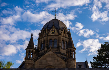 Obraz premium Beautiful Church with cloudy sky in Stuttgart Pragfriedhof
