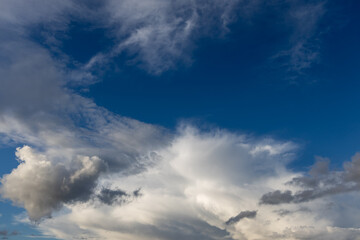 Fototapeta na wymiar Textur Hintergrund blauer Himmel mit Wolken