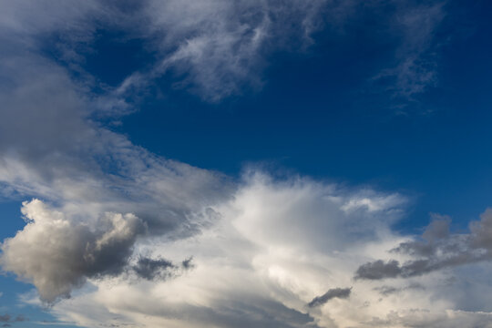 Textur Hintergrund blauer Himmel mit Wolken © dk-fotowelt