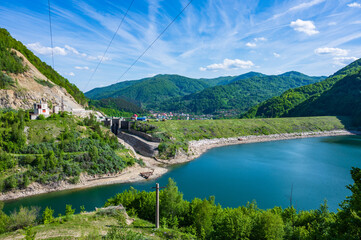 Fototapeta na wymiar Wasserkraftwerk mit Staudamm in Rumänischen Karpaten
