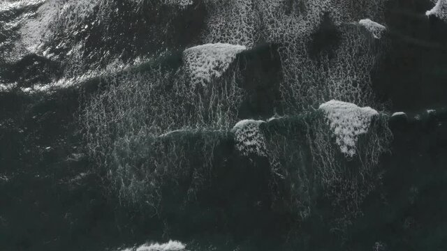 Vue a&eacute;rienne bas en haut des vagues de l'oc&eacute;an.  &Eacute;t&eacute; &agrave; Praia BAINEMA Bahia, Br&eacute;sil. 
