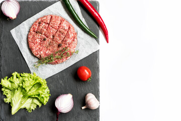 Ингредиенты с  of Fresh raw beef  minced homemade cutlet on a black and white background. Flat lay for gourmet dining