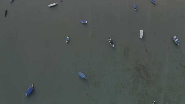 Vue a&eacute;rienne bas en haut de l'oc&eacute;an, au dessus des bateaux en stationnaire, .. &Eacute;t&eacute; &agrave; Praia MORERE Bahia, Br&eacute;sil