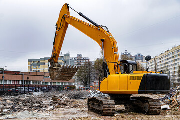 An excavator among a pile of garbage after dismantling an illegally constructed building. © Андрей Михайлов