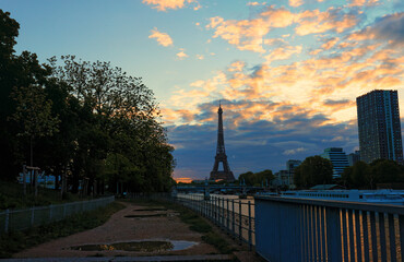Fototapeta premium View of the Eiffel tower and Seine river at sunrise, Paris.