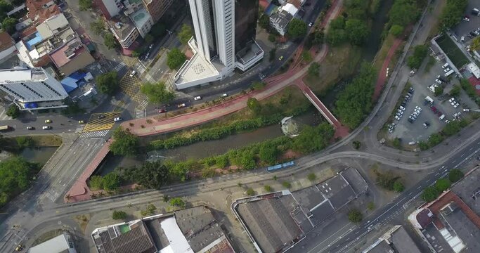 Carretera de una ciudad vista a&eacute;rea