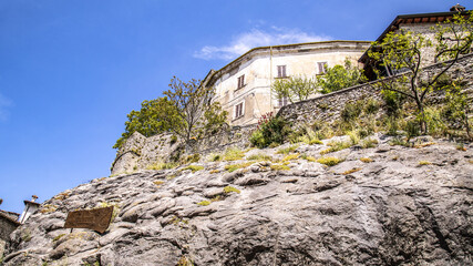 Abitazione sulla roccia