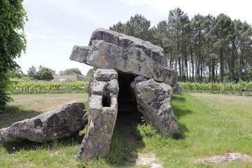 Dolmen pierre folle Montguyon