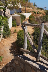 Suchy szary płotek na tle ścieżki przy wybrzeżu, Kreta, Grecja - obrazy, fototapety, plakaty